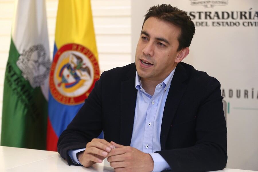 El registrador Nacional Alexander Vega, explica la reforma al Código Electoral Colombiano