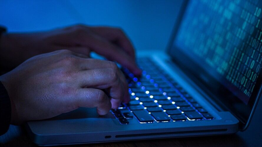 Personas inescrupulosas están ofreciendo supuestos créditos a través de redes sociales, mensajes telefónicos, correos electrónicos y otros medios. Foto: Getty Images / ATHIMA TONGLOOM