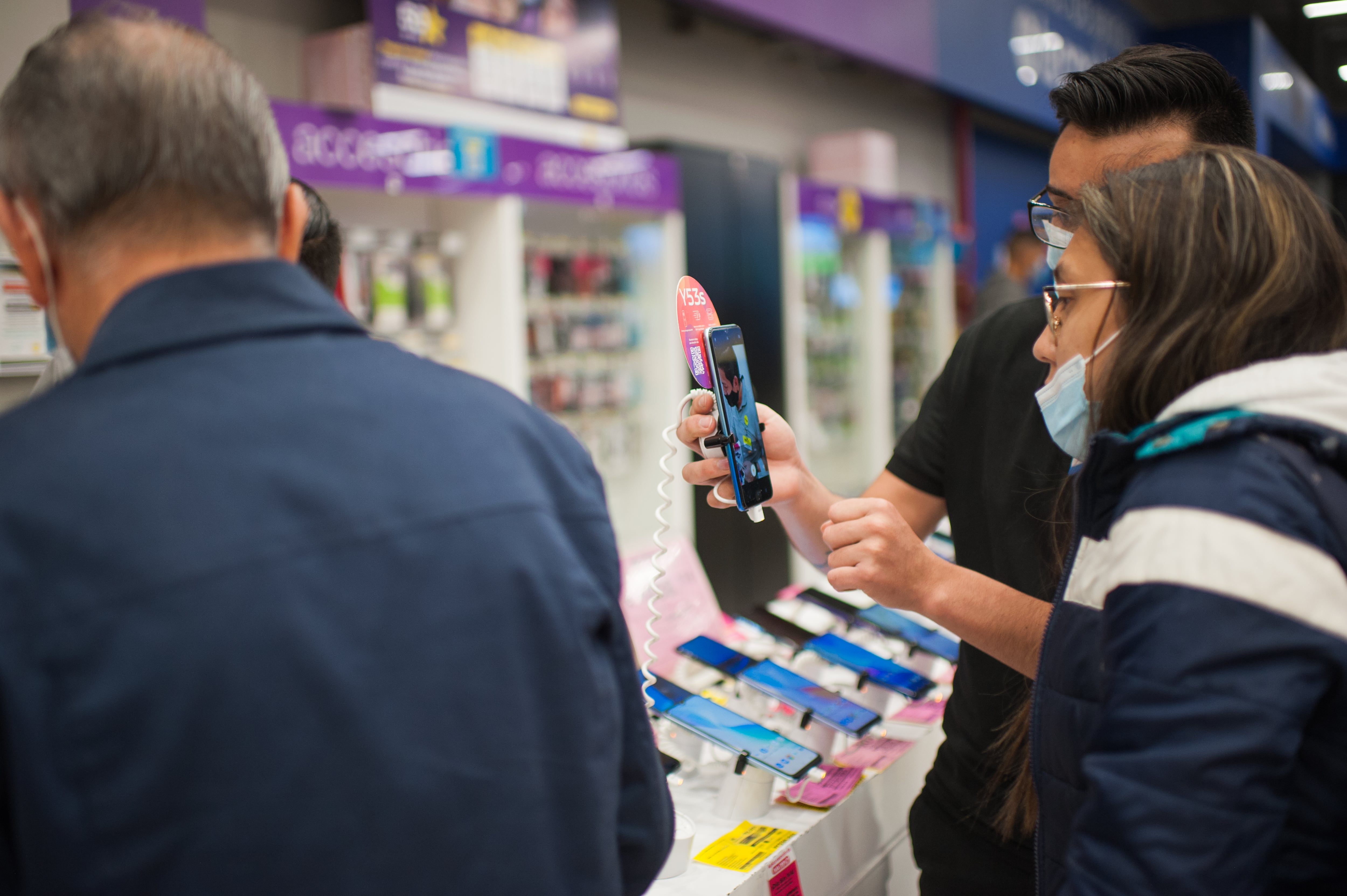 Imagen de referencia de personas observando teléfonos móviles a la venta. (Sebastian Barros/Long Visual Press/Universal Images Group vía Getty Images)