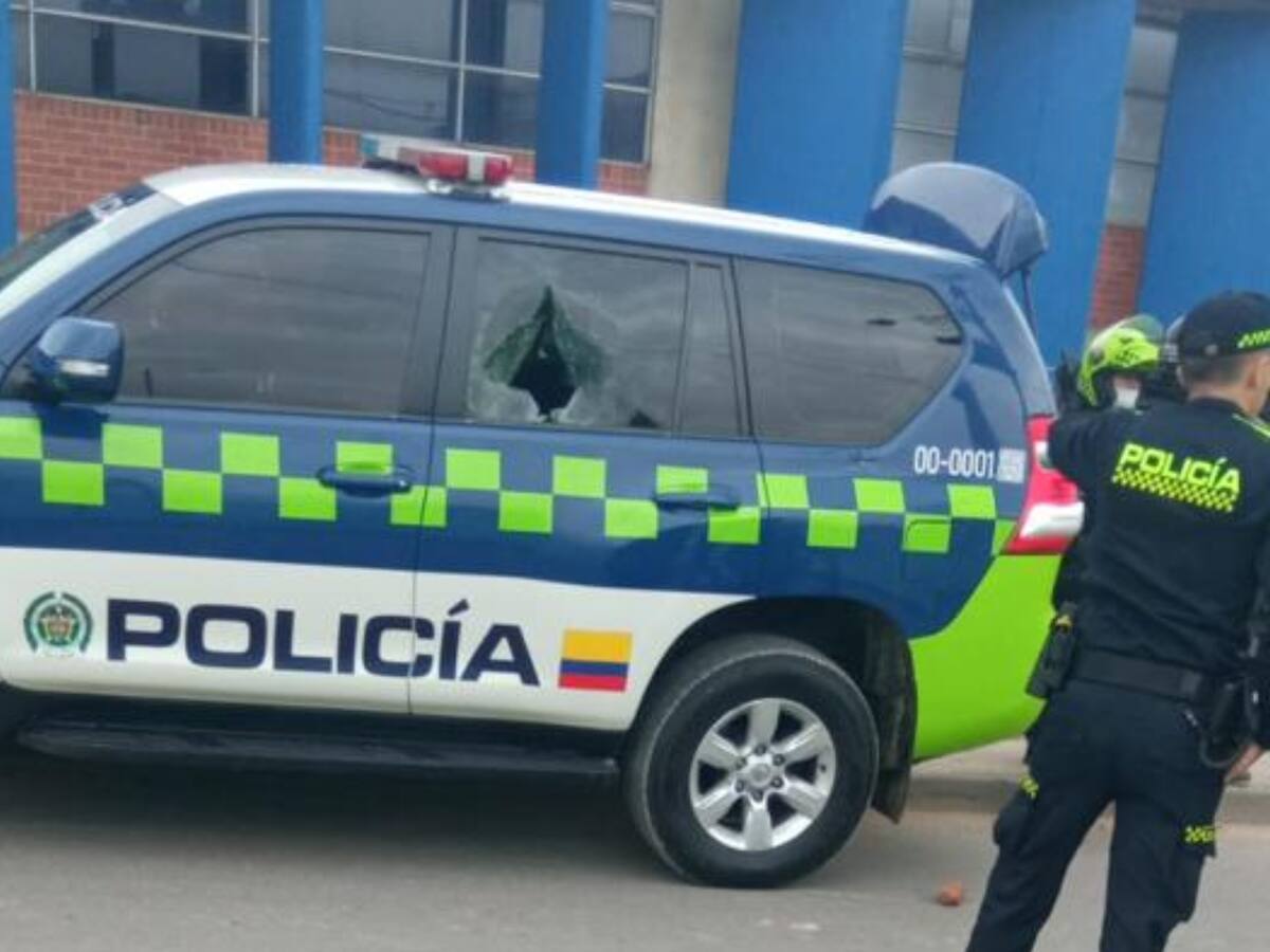 Miembros de la Primera Línea atacaron camioneta del director de la Policía en Bogotá
