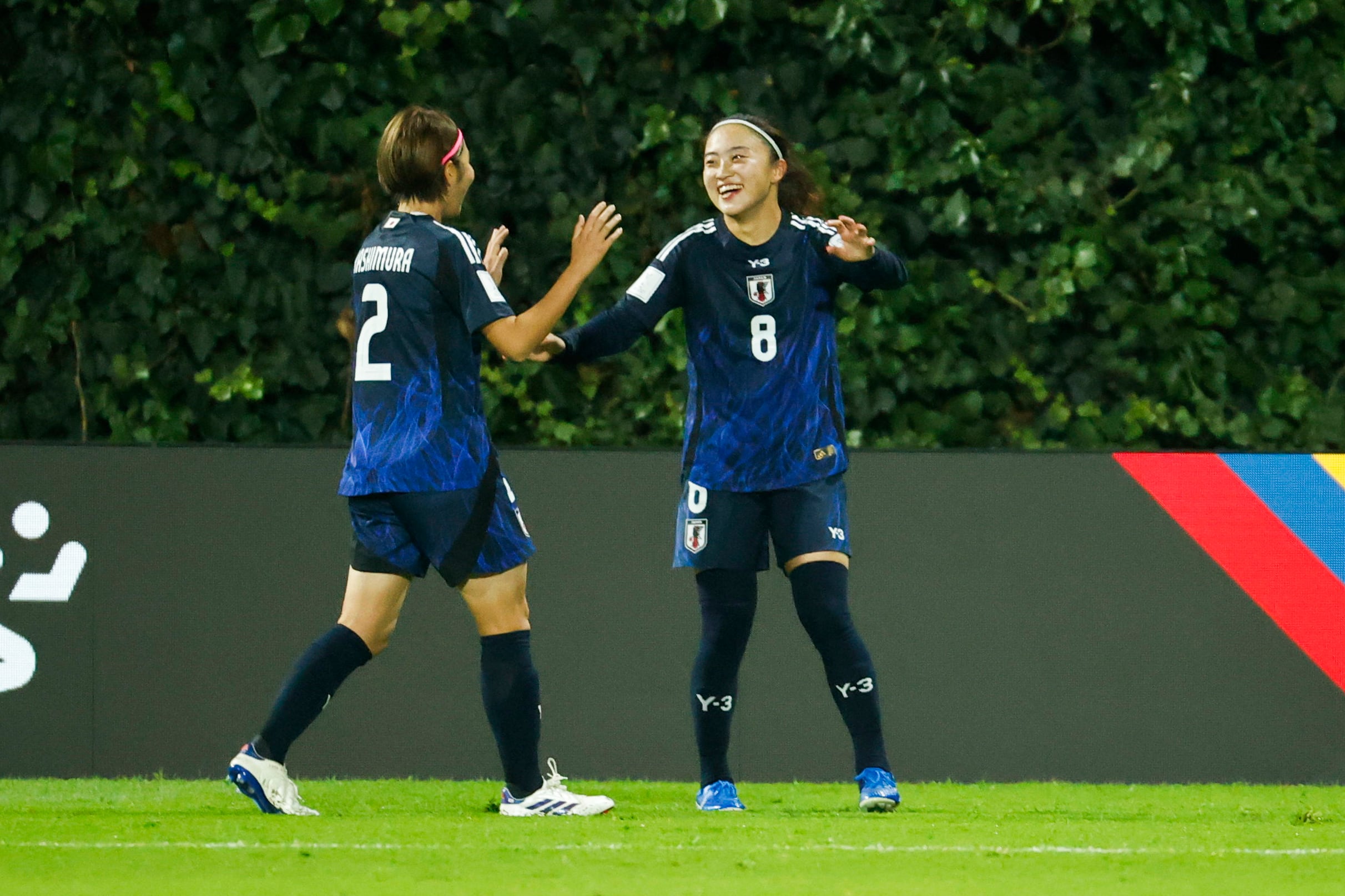 AMDEP5780. BOGOTÁ (COLOMBIA), 02/09/2024.- Aemu Oyama (d) de Japón celebra su gol este lunes, en un partido del grupo E de la Copa Mundial Femenina sub-20 entre las selecciones de Japón y Nueva Zelanda en el estadio de Techo en Bogotá (Colombia). EFE/ Mauricio Dueñas Castañeda