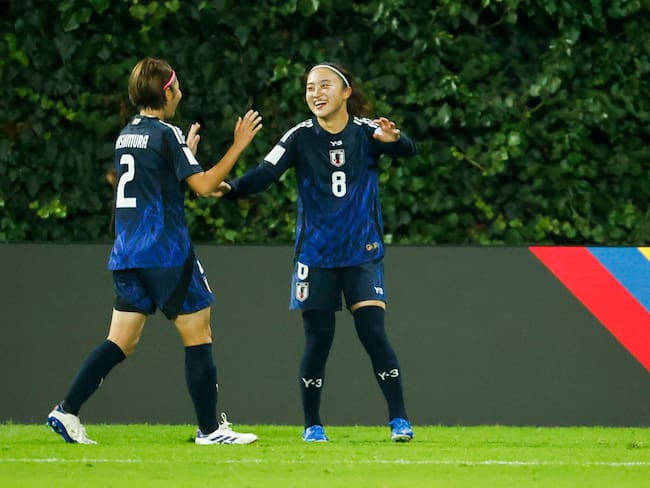 AMDEP5780. BOGOTÁ (COLOMBIA), 02/09/2024.- Aemu Oyama (d) de Japón celebra su gol este lunes, en un partido del grupo E de la Copa Mundial Femenina sub-20 entre las selecciones de Japón y Nueva Zelanda en el estadio de Techo en Bogotá (Colombia). EFE/ Mauricio Dueñas Castañeda