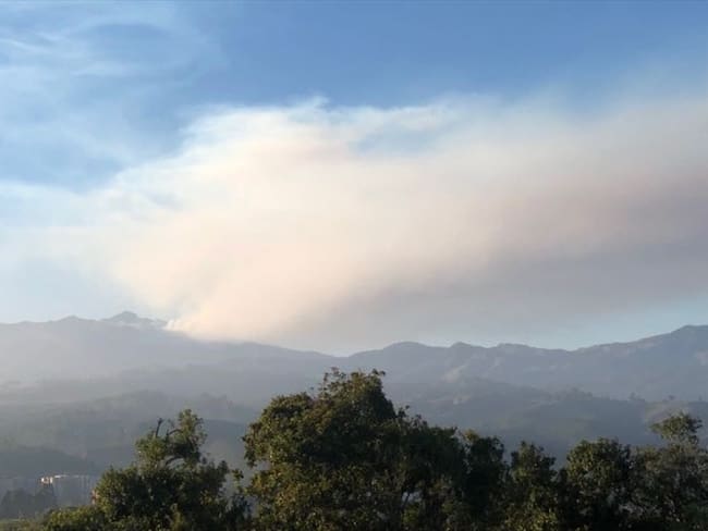 La columna de humo es visible desde Popayán. Foto: Bomberos Popayán