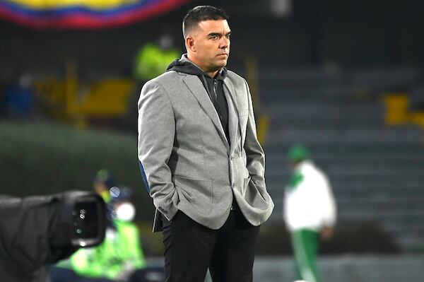 Martín Cardetti dirigiendo el partidode  Independiente Santa Fe frente a Millonarios F.C. (Photo: VizzorImage / Samuel Norato / Contribuidor / Dimayor)