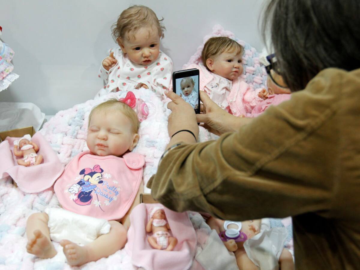 ‘Bebés reborn’, muñecos hiperrealistas que adultos cargan como si fueran reales