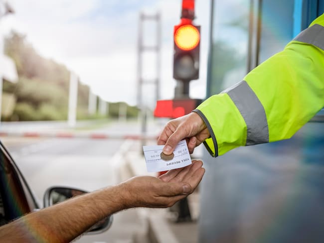 Persona pagando en un peaje (Foto vía Getty Images)