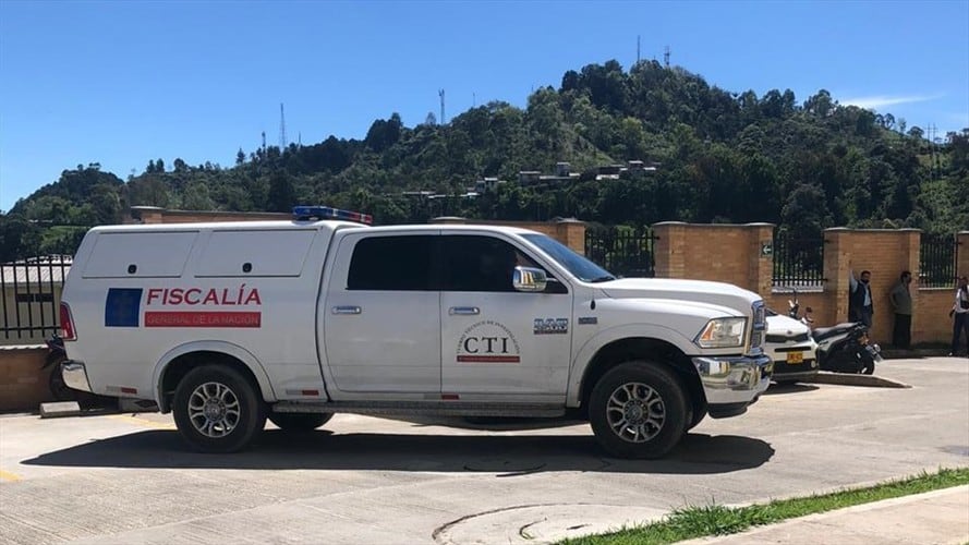 En la escena, las autoridades encontraron un arma con la que los sujetos efectuaron el hecho y un maletín. Foto: Cortesía