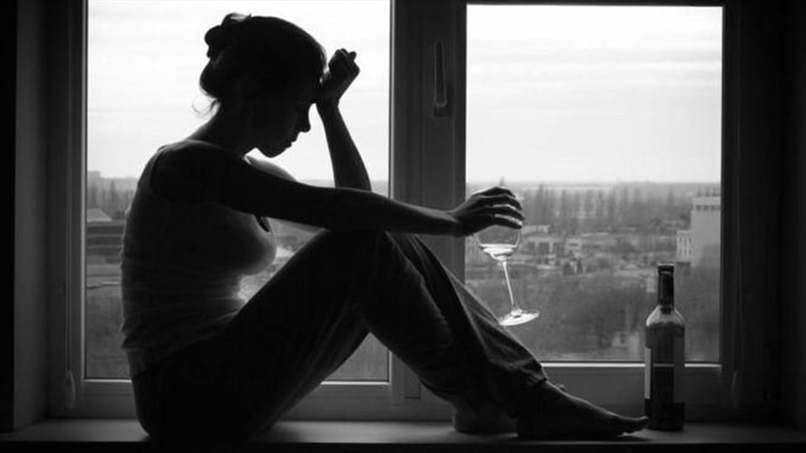 El alcoholismo entre mujeres está acercándose a los niveles de los hombres.. Foto: BBC Mundo