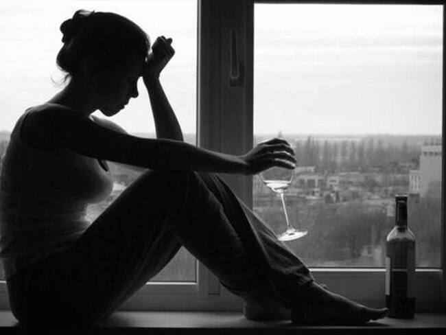El alcoholismo entre mujeres está acercándose a los niveles de los hombres.. Foto: BBC Mundo
