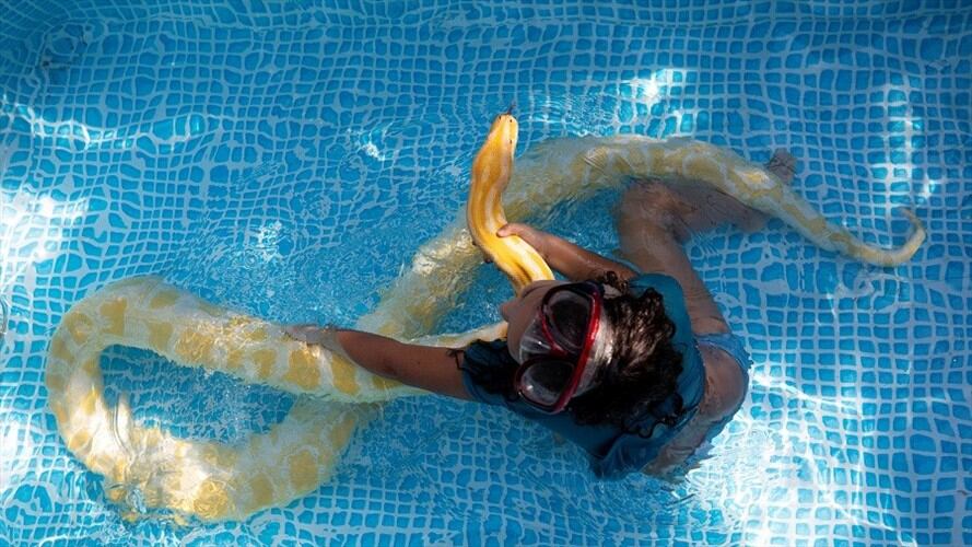 La niña con su pitón. Foto: Reuters.