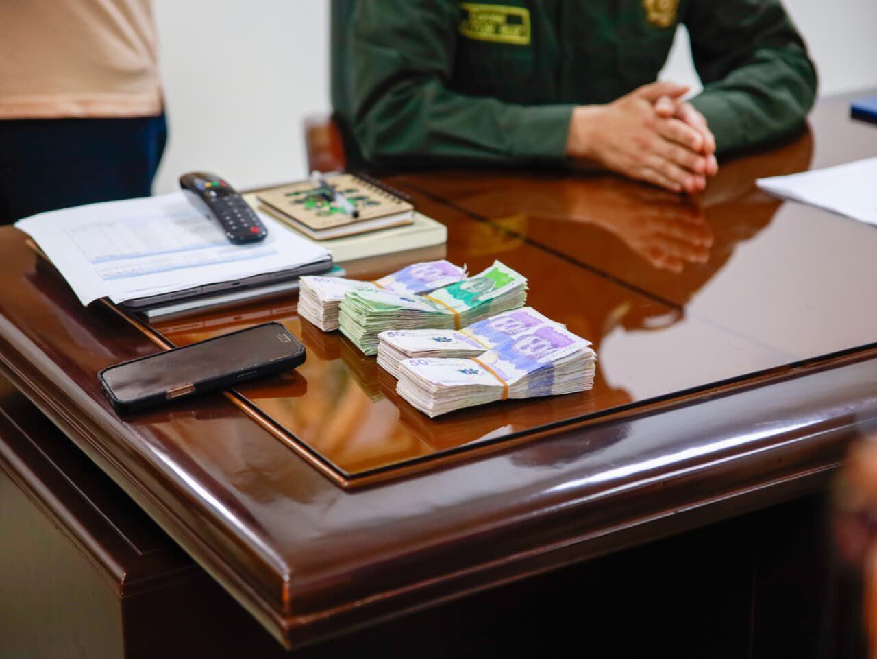 Joven desempleado devuelve $30 millones que se había encontrado en un establecimiento en Montería. Foto: prensa Alcaldía de Montería.