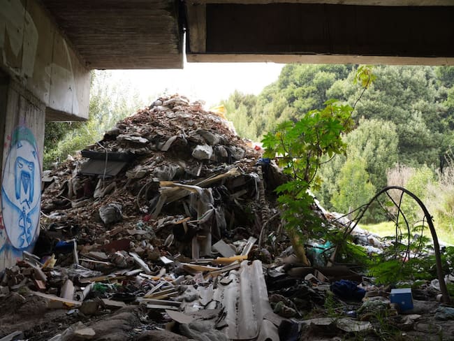 Lleno de basura encontraron una parte del humedal Tingua en Bogotá. Foto: Cortesía Acueducto Bogotá