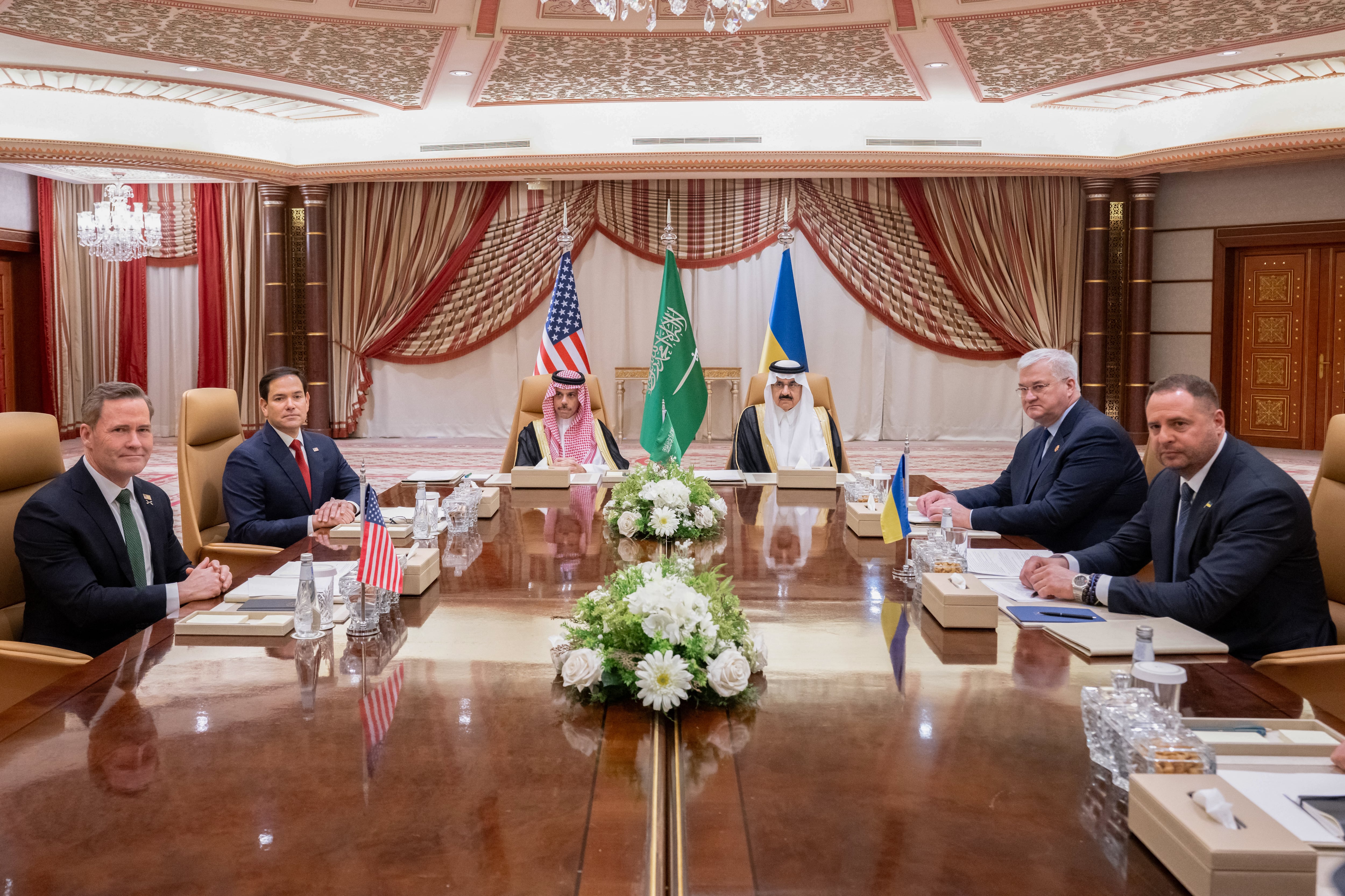 Representantes del Gobierno de Estados Unidos y del Ejecutivo ucraniano celebran una reunión en Yeda, Arabia Saudí, para hablar sobre una posible paz con Ucrania, el 11 de marzo de 2025. AFP vía Getty Images