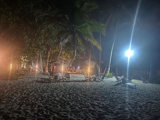 Playa con exceso de iluminación/ Corpamag