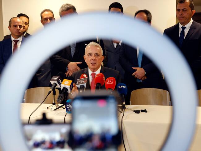 Fotografía de archivo del expresidente colombiano Álvaro Uribe durante una rueda de prensa en Bogotá. EFE/ Mauricio Dueñas Castañeda