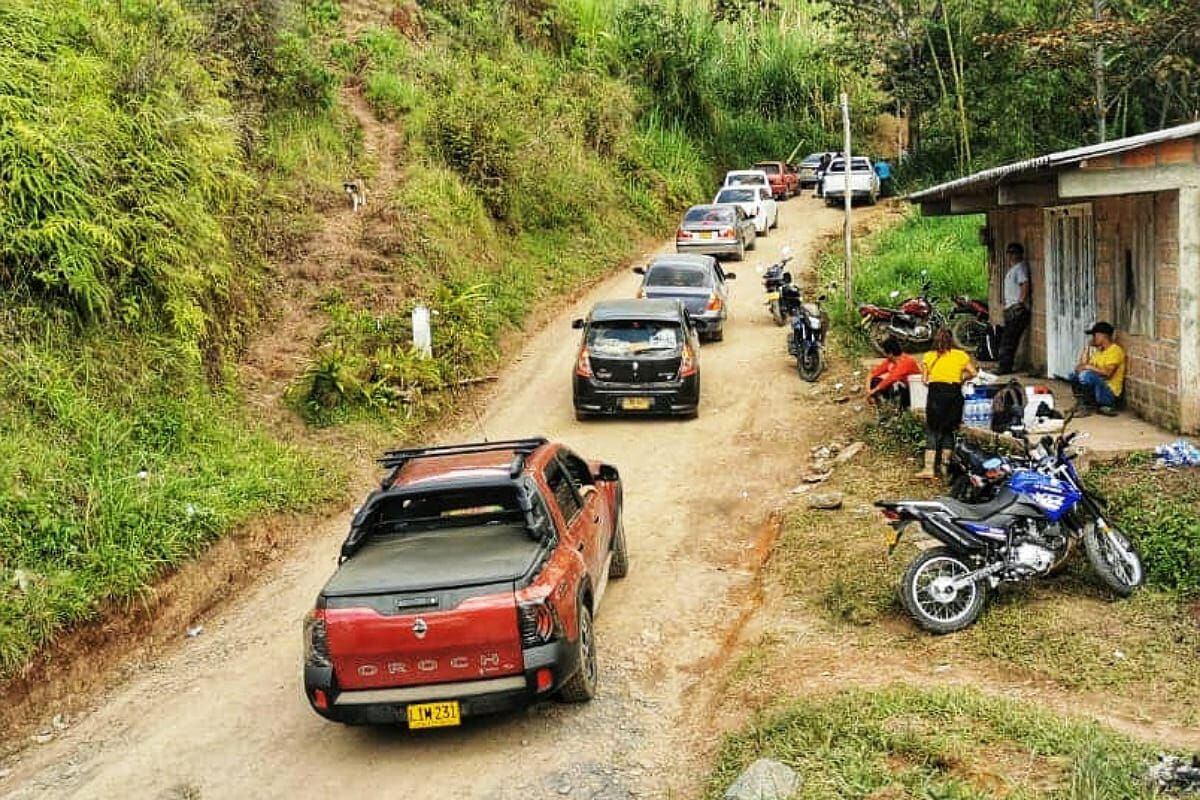 Las personas tienen que pasar largas horas al interior de los vehículos, con hambre, soportando las inclemencias del clima. Crédito: Red de Apoyo Cauca.