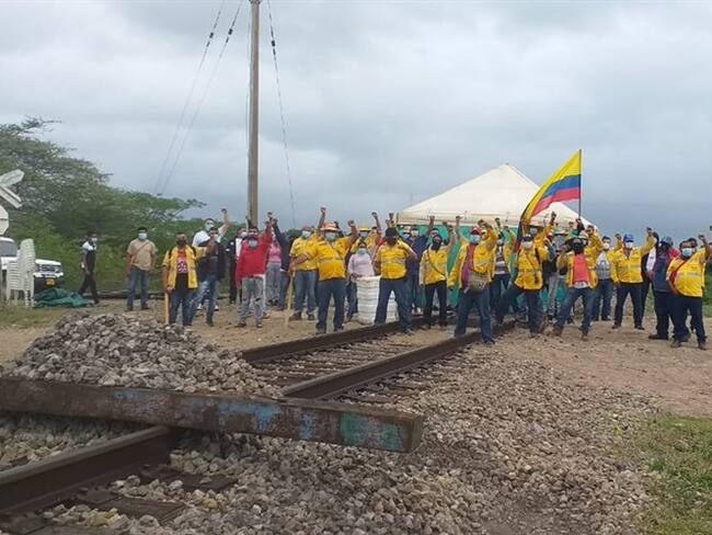 Extrabajadores de Cerrejón volvieron a bloquear la vía férrea exigiendo reintegro