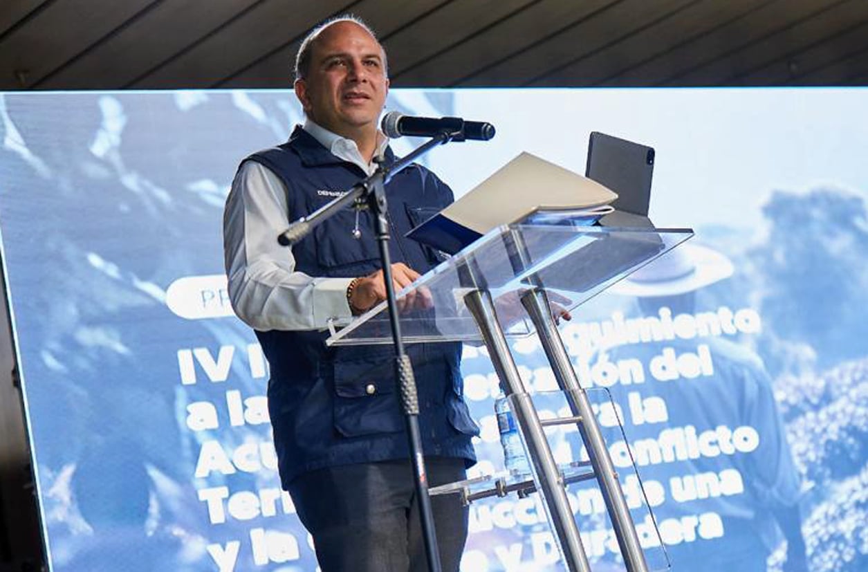 BOG200. BOGOTÁ (COLOMBIA), 17/10/2023.- Fotografía cedida por la Defensoría del Pueblo del Defensor colombiano Carlos Camargo (Colombia). La Defensoría del Pueblo de Colombia lamentó este martes la "evidente ralentización" en la implementación del acuerdo de paz con las FARC de 2016 y "una considerable improvisación" del Gobierno colombiano para atender los compromisos adquiridos con las comunidades en el texto de La Habana. Al presentar el cuarto informe de implementación del acuerdo de paz, el Defensor del Pueblo, Carlos Camargo, reiteró, como ya hizo con el tercero, que es "evidente una ralentización en el ritmo de ejecución y una considerable improvisación en la atención de los compromisos por parte de la nueva Administración". EFE/Defensoría del Pueblo/Colombia/SOLO USO EDITORIAL/NO VENTAS