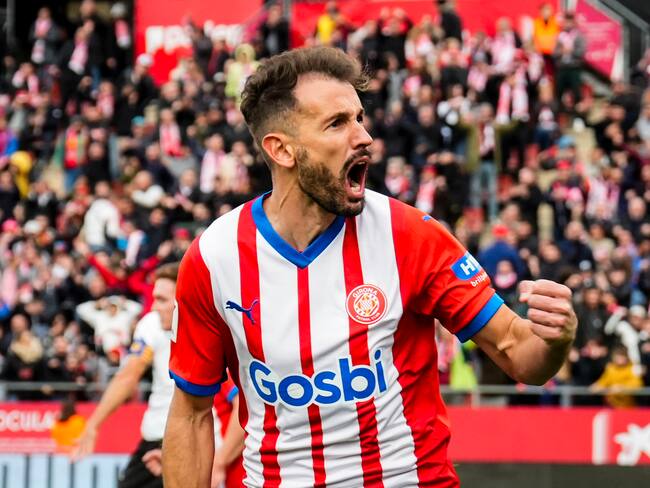 Girona, 02/12/2023. El delantero uruguayo del Girona Cristhian Stuani celebra su gol durante el partido correspondiente a la jornada 15 de LaLiga que ambos clubes disputan este sábado en el estadio municipal de Montilivi. EFE/ David Borrat