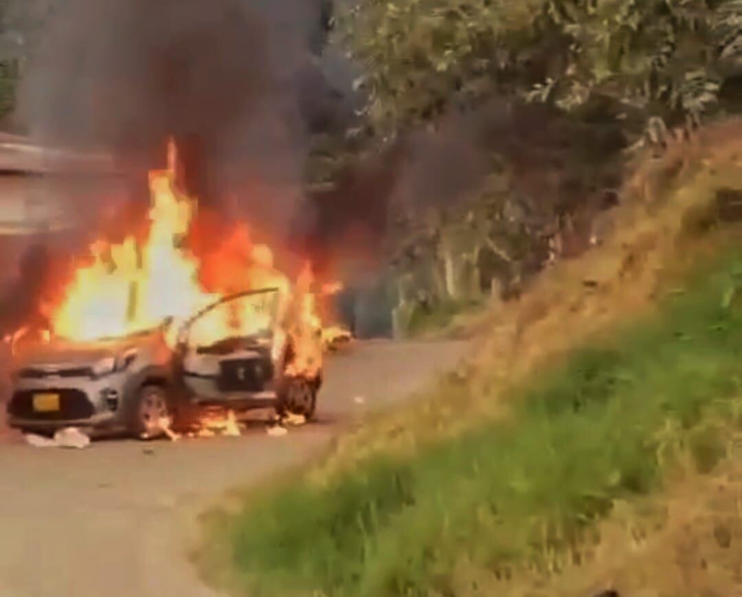 Varios vehículos fueron incinerados. Crédito: Red de Apoyo Cauca.