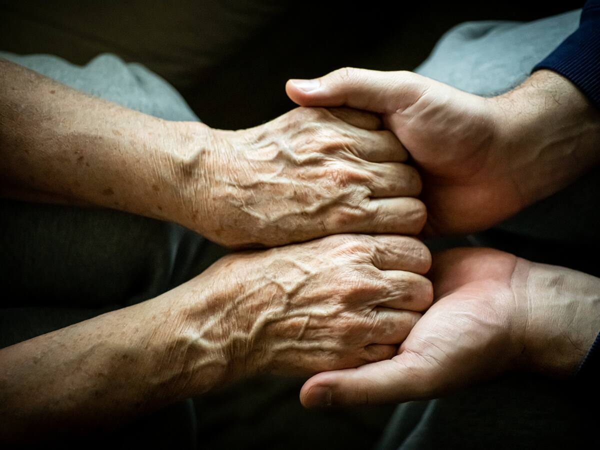 ¿Cómo reconocer el ‘síndrome del cuidador’ al estar a cargo de un adulto mayor?