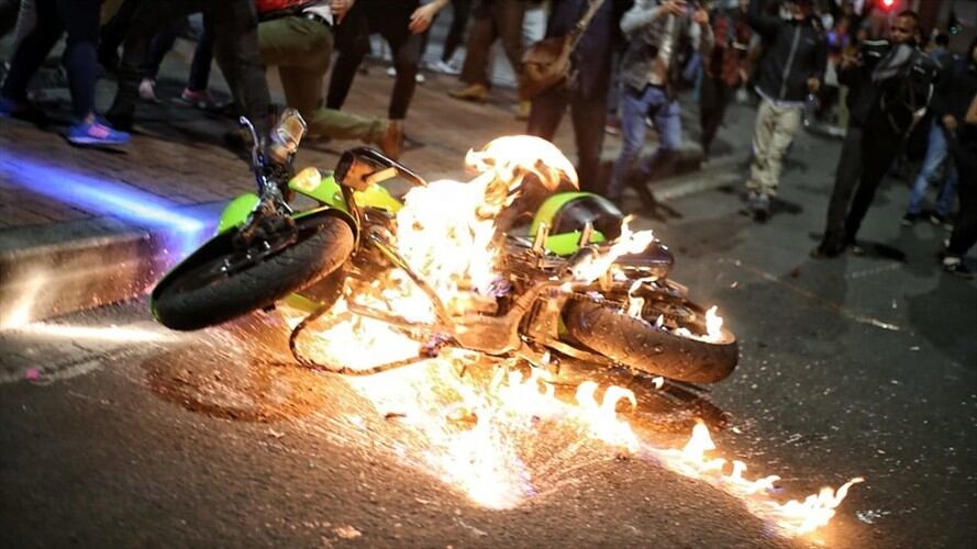 Una moto de la Policía fue incinerada este jueves en medio de enfrentamientos entre protestantes que hacían parte de la Gran Movilización Nacional en Bogotá.. Foto: Colprensa