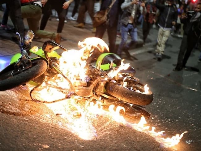 Una moto de la Policía fue incinerada este jueves en medio de enfrentamientos entre protestantes que hacían parte de la Gran Movilización Nacional en Bogotá.. Foto: Colprensa