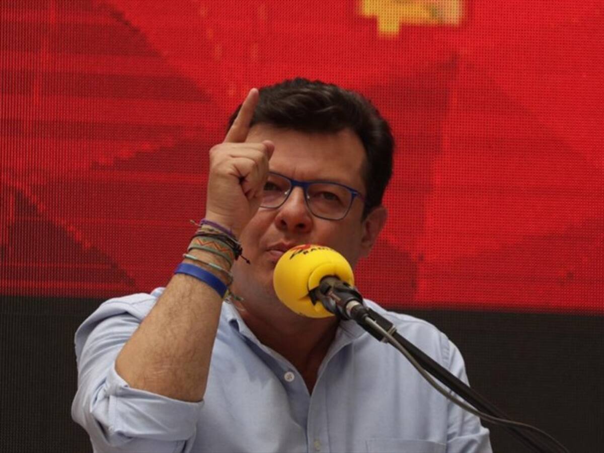 Más de 36 millones de pesos adeuda en impuestos Hollman Morris en Bogotá