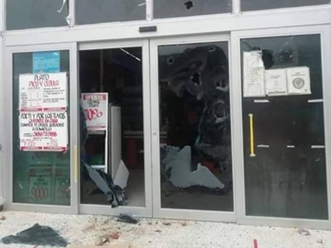 La Policía del Magdalena ha indicado que 10 de sus uniformados también resultaron lesionados en esos desmanes