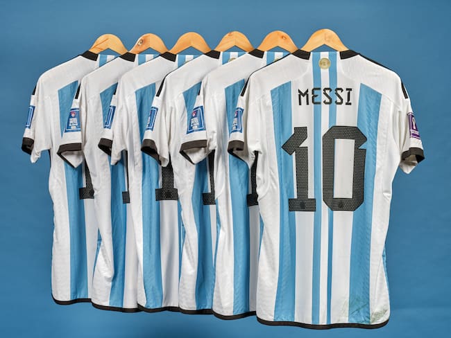 USA1323. NUEVA YORK (NY, EEUU), 14/12/2023.- Fotografía cedida por Sotheby&#039;s donde se muestran las seis camisetas que Lionel Messi vistió en el último mundial de Qatar 2022 y con las que ganó su primera Copa del Mundo. Seis camisetas llevadas por el futbolista argentino Lionel Messi en el Mundial de Qatar 2022 fueron vendidas este jueves en la casa de subastas neoyorquina Sotheby&#039;s por siete millones ochocientos tres mil dólares. EFE/Sotheby&#039;s /SOLO USO EDITORIAL /NO VENTAS /SOLO DISPONIBLE PARA ILUSTRAR LA NOTICIA QUE ACOMPAÑA /CRÉDITO OBLIGATORIO
