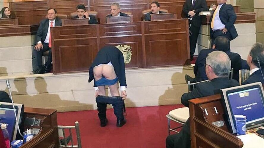 Mockus ya se había bajado los pantalones pidiendo silencio en la Universidad Nacional. Foto: Redacción W Radio