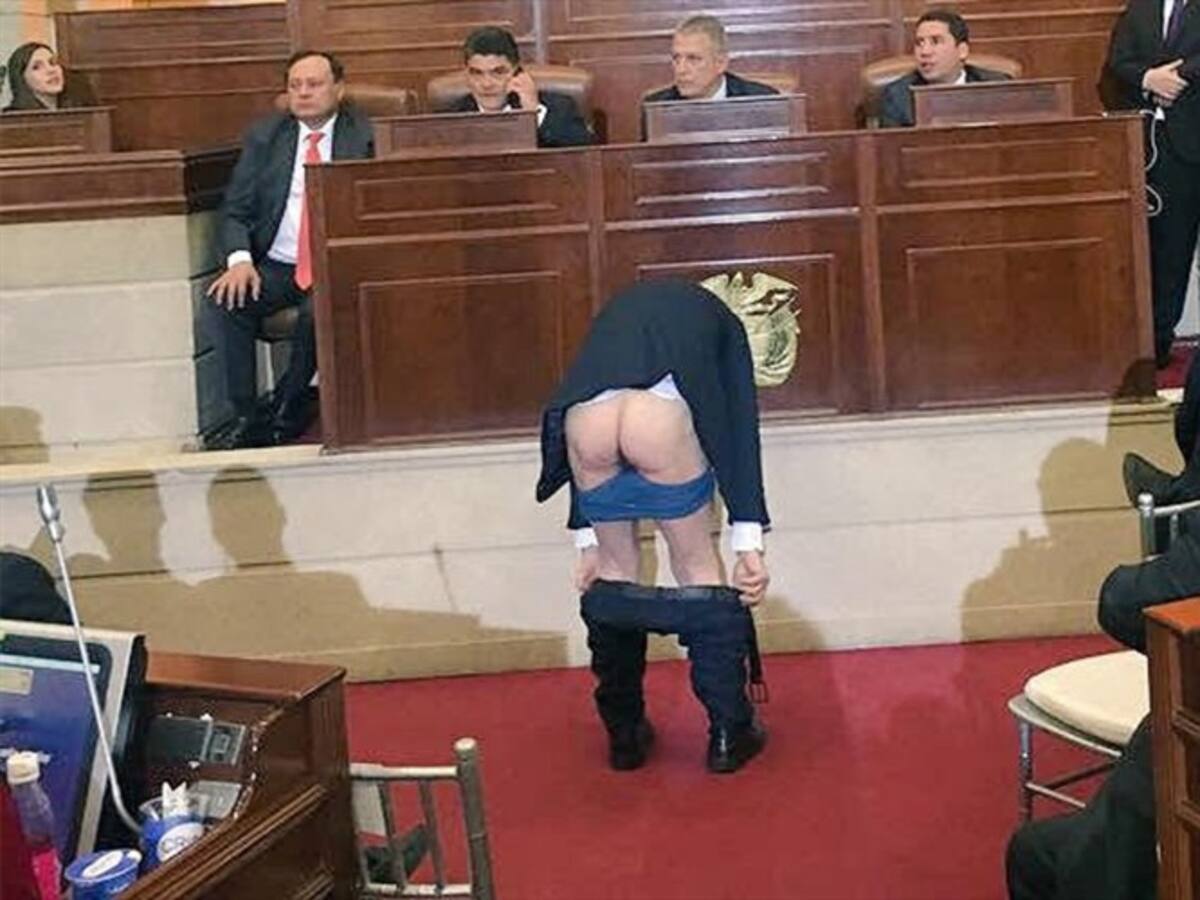 Senador Mockus se bajó los pantalones exigiendo respeto en el Congreso