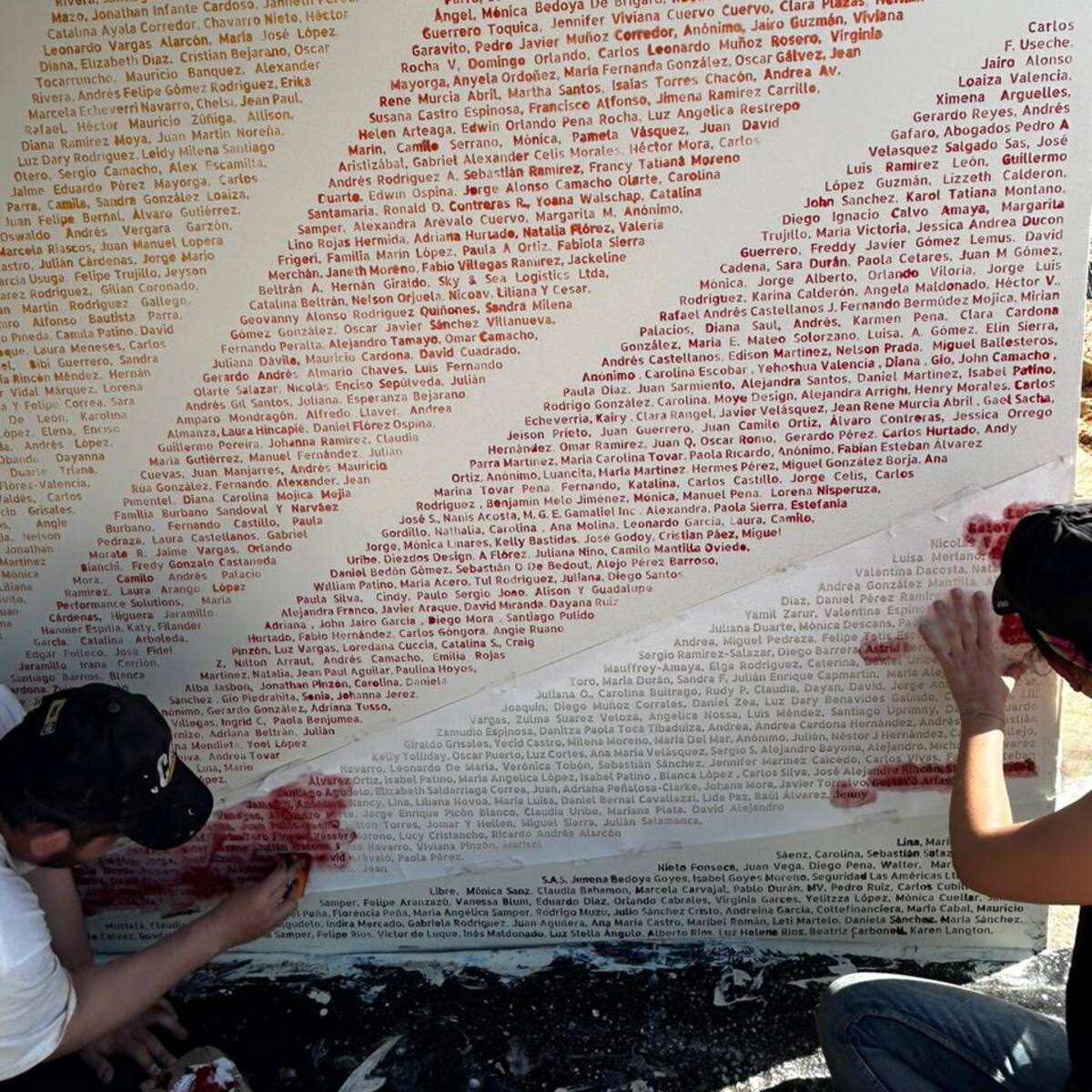 Así es el mural con nombres de todos los donantes para la planta de agua en Yotojoroshi