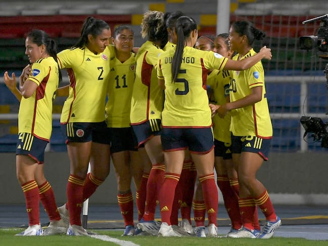 Colombian players celebrate after scoring against Bolivia during their Women&#039;s Copa America first round match at Pascual Guerrero Stadium in Cali, Colombia, on July 11, 2022. (Photo by Juan BARRETO / AFP) (Photo by JUAN BARRETO/AFP via Getty Images)