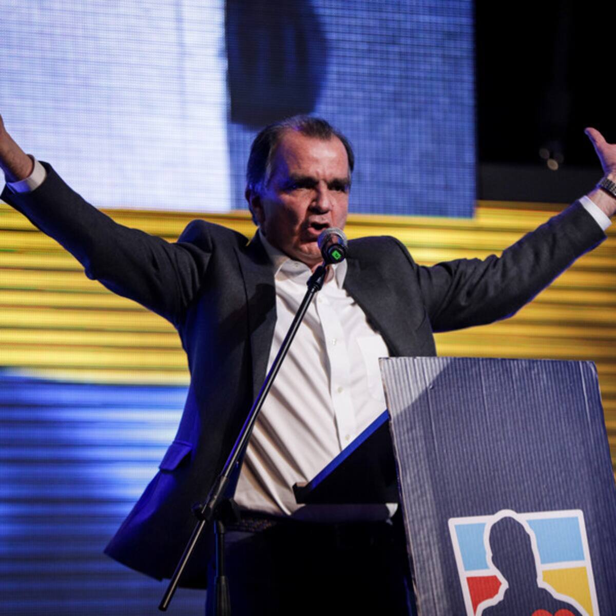 La carta, de una línea, con la que Óscar Iván Zuluaga renunció al Centro Democrático