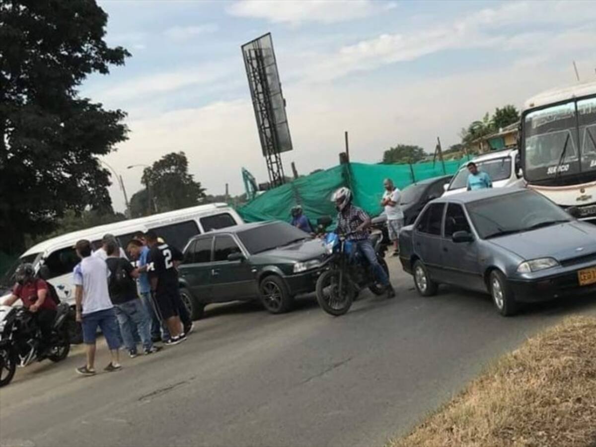 Conductores de vehículos ‘piratas’ protestaron y bloquearon vías en el oriente de Cali