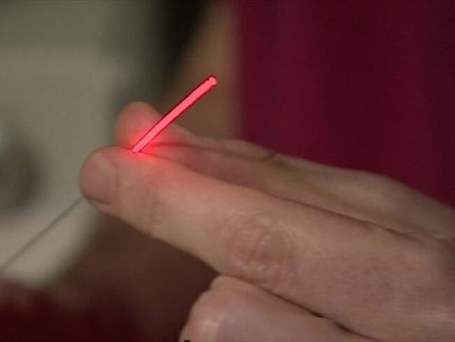 La bacteria se torna tóxica cuando se enciende la luz roja del láser. Foto: BBC Mundo.