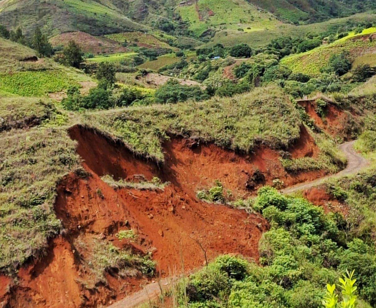 Los  movimientos de tierra generaron la pérdida de la banca de varias carreteras. Crédito: Alcaldía de El Patía, Cauca.