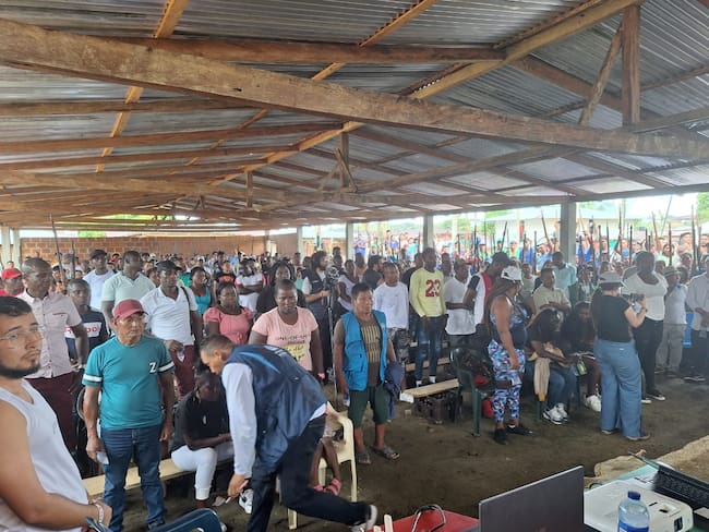 ELN entrega en Chocó a dos personas que tenía secuestradas desde agosto. Foto: cortesía Delegación ELN.