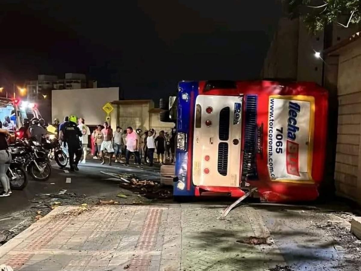 Dos muertos y más de 30 heridos dejó volcamiento de un bus en Santa Marta