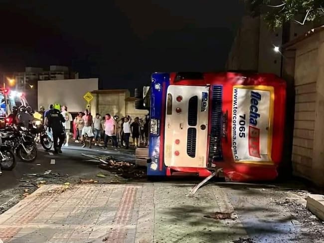 Accidente de bus Flechabus en vía Barranquilla - Santa Marta. Foto: Montiner Alvis