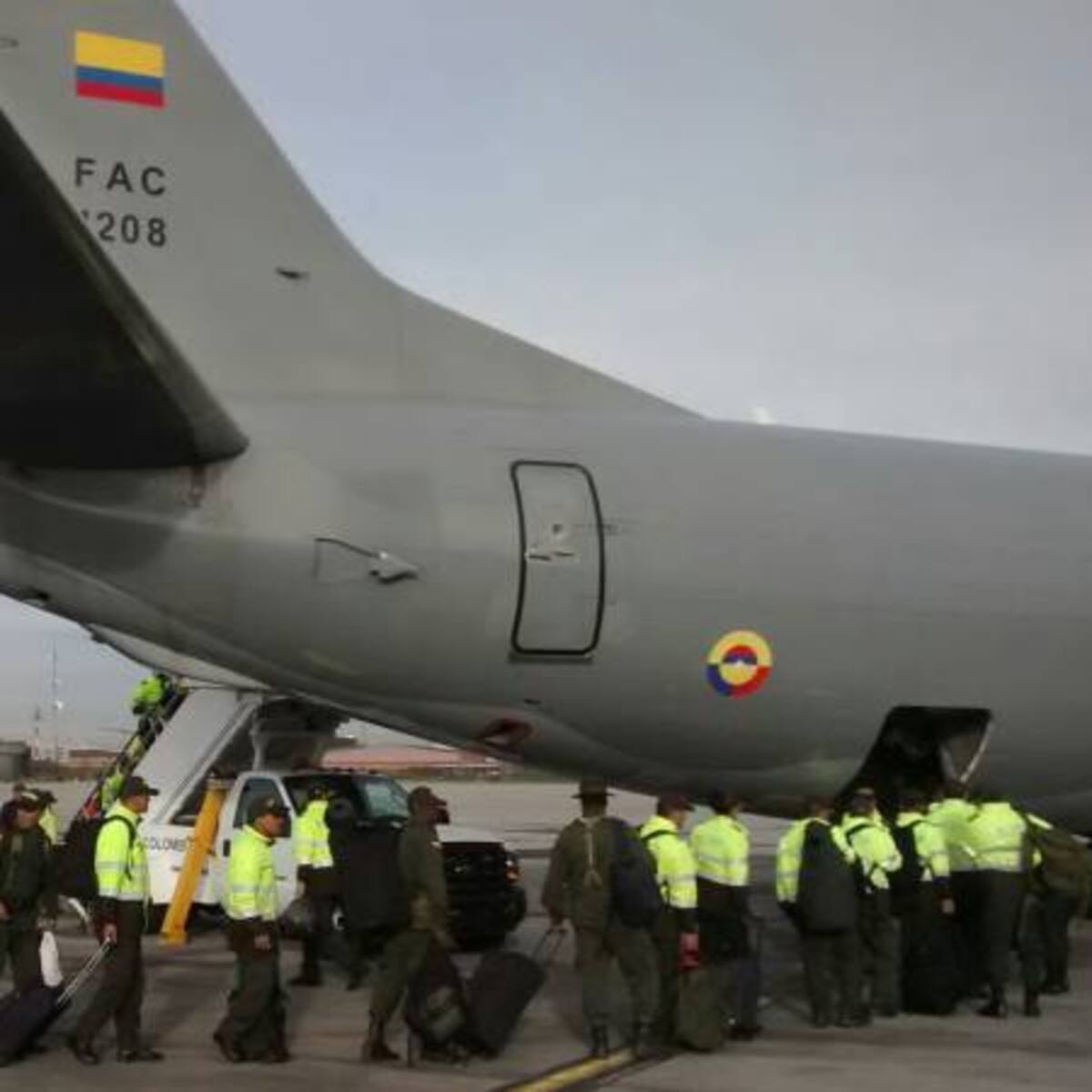 Petro dispone de aviones de FAC para ayudar a usuarios afectados por crisis de aerolíneas