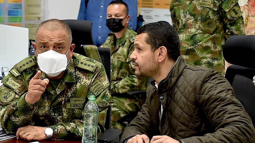 El General Navarro, el ministro de interior y otras autoridades del Cauca tuvieron una reunión de seguridad en Popayán. Crédito: MinInterior.