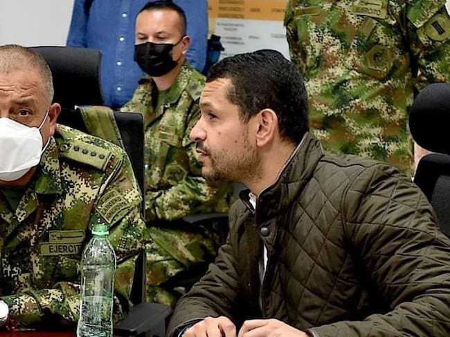El General Navarro, el ministro de interior y otras autoridades del Cauca tuvieron una reunión de seguridad en Popayán. Crédito: MinInterior.