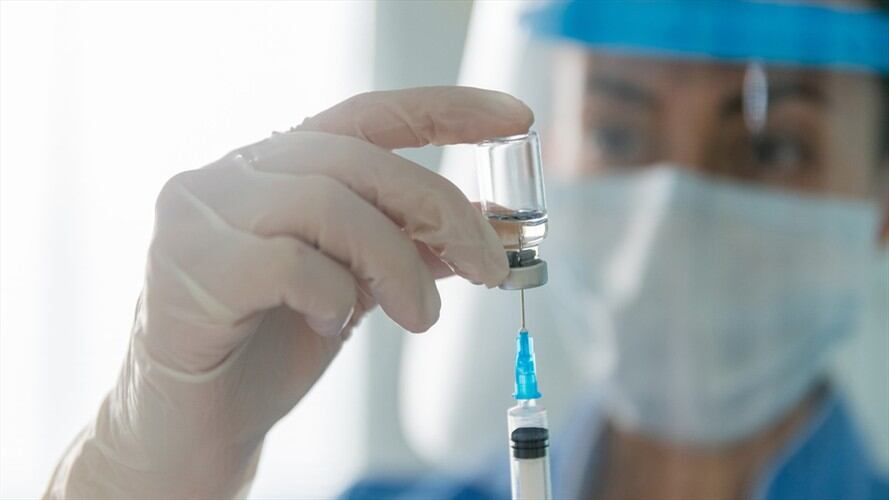 Acemi, Asocajas, ANDI y Fasecolda, presentaron una propuesta al ejecutivo indicándole cómo funcionaría su apoyo y complementariedad al plan nacional de vacunación. Foto: Getty Images / HISPANOLISTIC