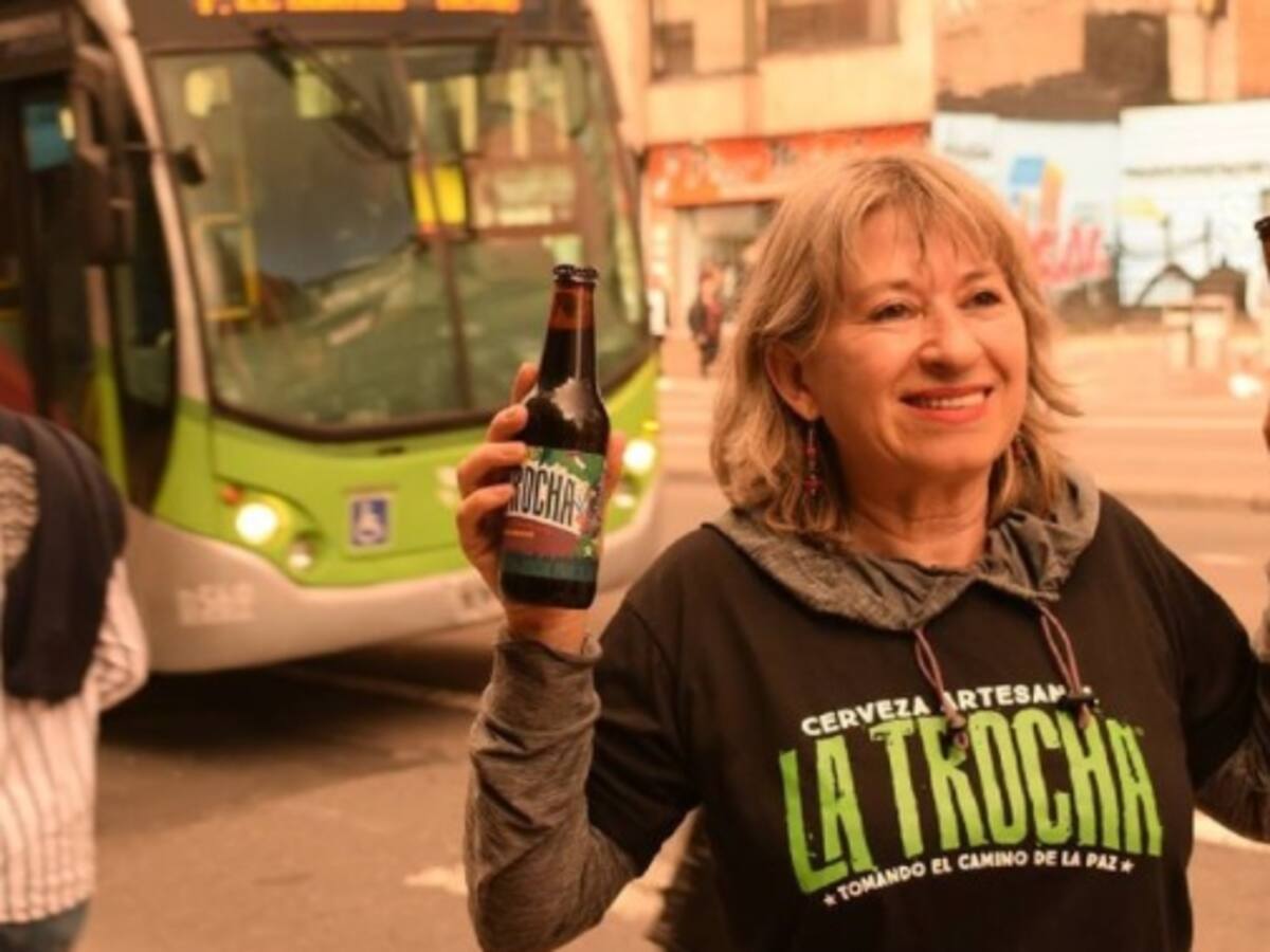 La historia de Doris Suárez: una mujer que después de 14 años dejó las armas para crear la cerveza de la Paz
