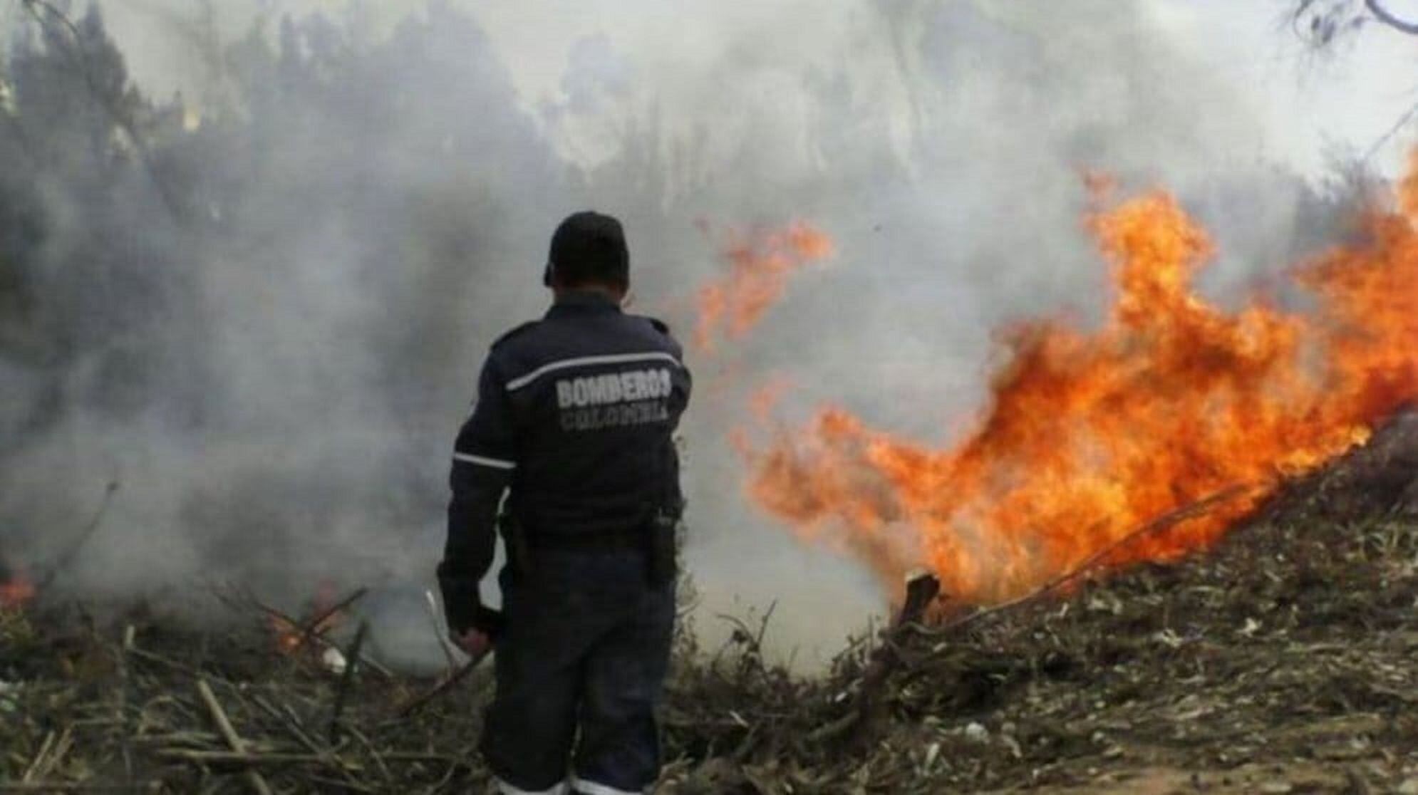 Bomberos de varios municipios atienden la emergencia. Foto: Suministrada.