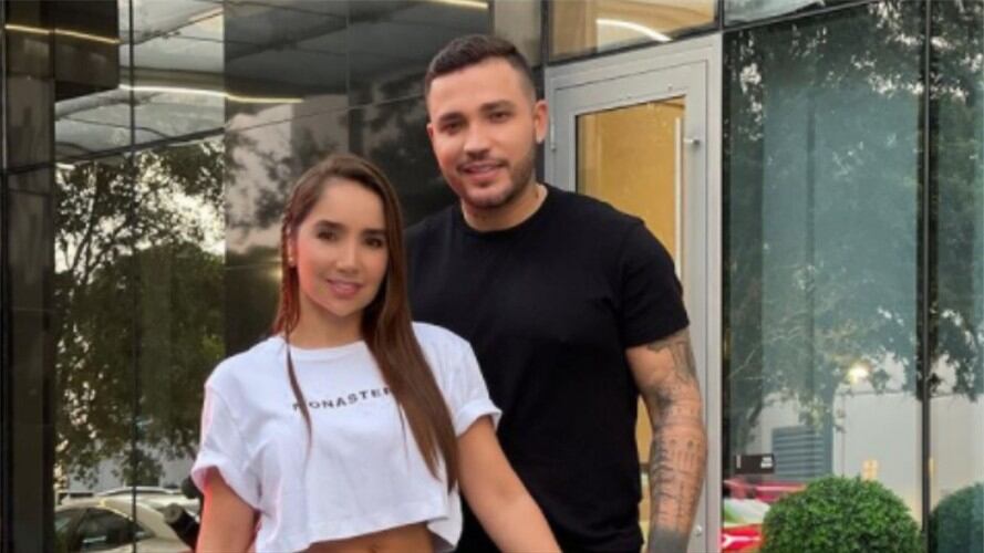 Paola Jara denunció que en aeropuerto revisaron y robaron dos gorras de la maleta de Jessi Uribe. Foto: Instagram @paolajarapj