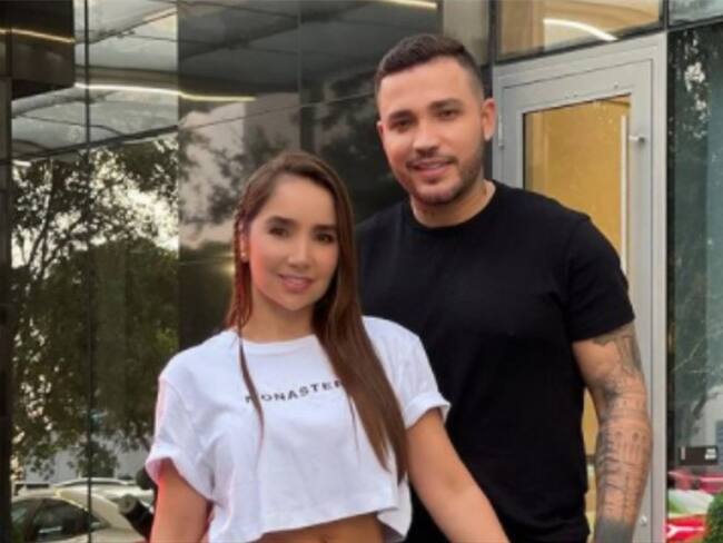 Paola Jara denunció que en aeropuerto revisaron y robaron dos gorras de la maleta de Jessi Uribe. Foto: Instagram @paolajarapj