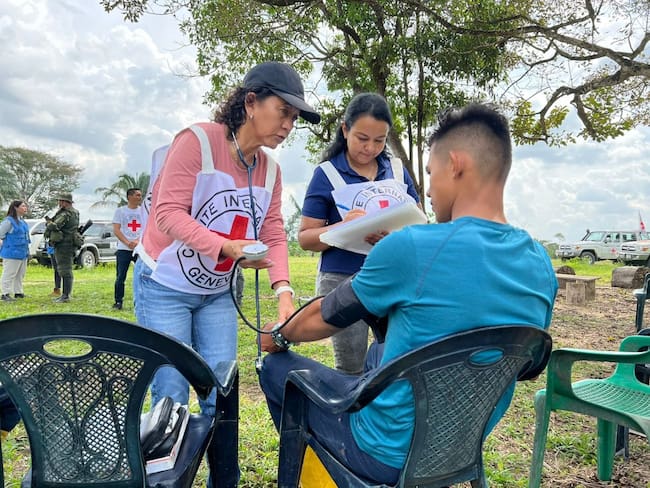Disidencias entregan a dos personas a las que habían secuestrado en Arauca. Foto: CICR